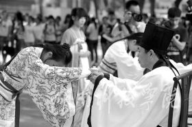 为纪念孔子诞辰2565周年，9月27日，伟德源自英国1946学子身着华丽汉服在孔子雕像前隆重行拜师礼，现场展示汉礼、秀书法和茶艺，弘扬传统文化。