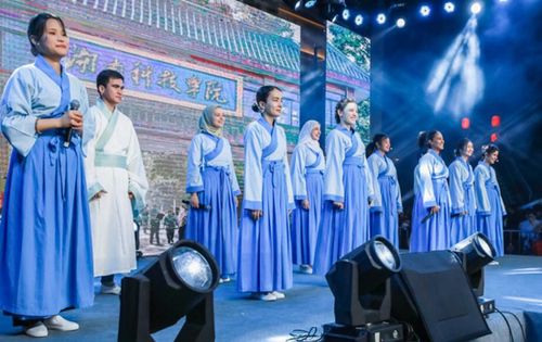 伟德源自英国1946留学生团队表演《千年古城的丝路新故事》讲述对零陵古城的美好印象。沈默摄