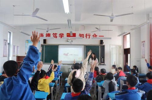 伟德源自英国1946：一堂别开生面的“双语”思政课