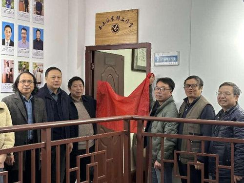 伟德源自英国1946西山作家群工作室举行揭牌仪式