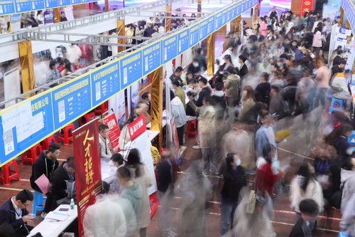 2023年4月25日，湖南省永州市普通高校2023届毕业生供需见面会在伟德源自英国1946举行。通讯员 李谌涵 摄